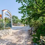 شقة Donita